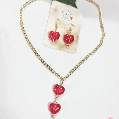 Juego de cadena y aretes con corazones rojos. p62N — imagen 1
