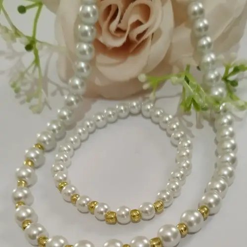 Juego de collar y pulso de perlas con detalles dorados — imagen 1