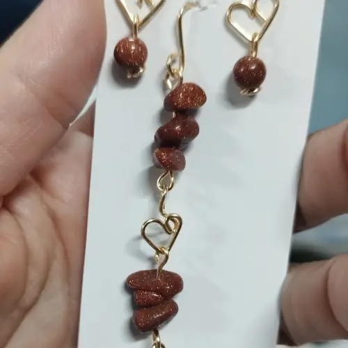Juego de manilla y aretes con chips de venturina café — imagen 1