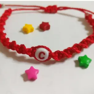 Pulsera macrame tejida con letras — imagen 2