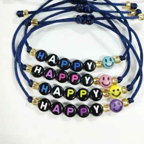 Pulsera macramé sencilla con letras — imagen 3