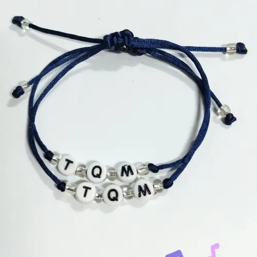 Pulsera macramé sencilla con letras — imagen 5