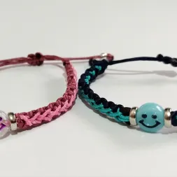 Pulsera macramé con trenza y carita feliz. p28B — imagen 1
