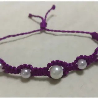 Pulsera macramé tejida con perlas. p41B — imagen 2