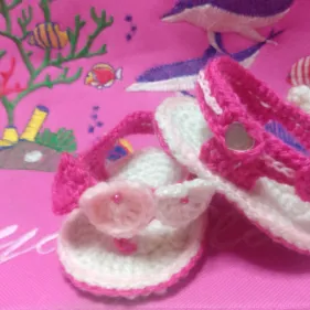 Zapaticos para bebé tejidos a crochet — imagen 4