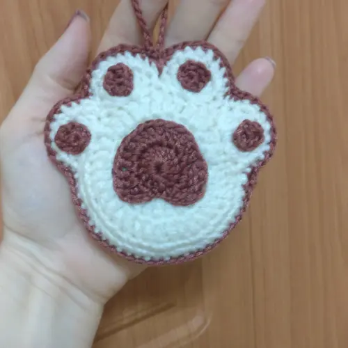 Llavero pata de perro tejida a crochet — imagen 1