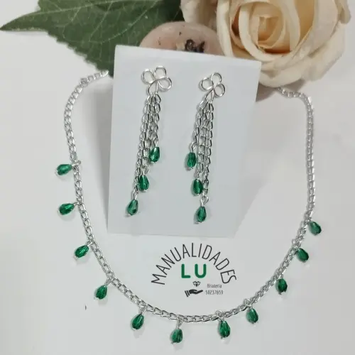 Juego de cadena y aretes plateados con cristales verdes en forma de gotas. #78 A — imagen 1