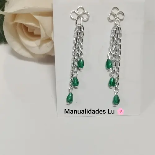 Juego de cadena y aretes plateados con cristales verdes en forma de gotas. #78 A — imagen 2
