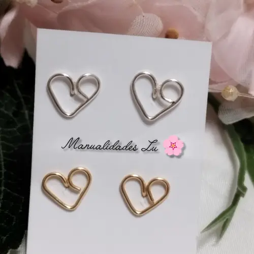 Par de aretes postes en forma de corazón. #33N — imagen 1