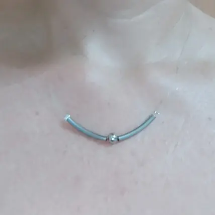 Collar fantasma de cilindro y balín de acero inoxidable. — imagen 2