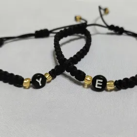 Pulsera macramé tejida con letra inicial. — imagen 1
