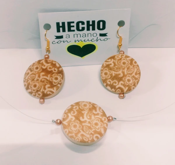 Juego de collar invisible y aretes con círculo de madera's foto | Manualidades Lu 🌸 |  BizneCubano