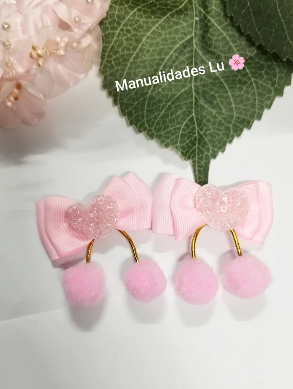 Par de lazos rosados con pompón colgando. #6A's foto | Manualidades Lu 🌸 |  BizneCubano
