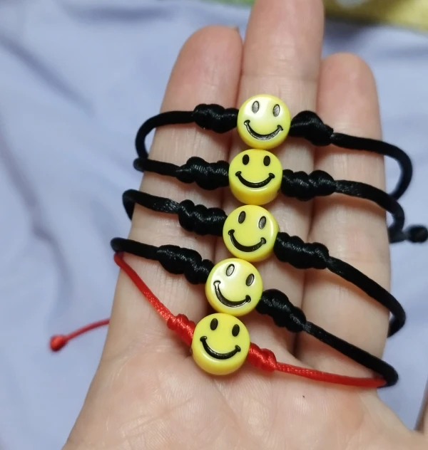 Pulsera macramé sencilla carita feliz's foto | Manualidades Lu 🌸 |  BizneCubano
