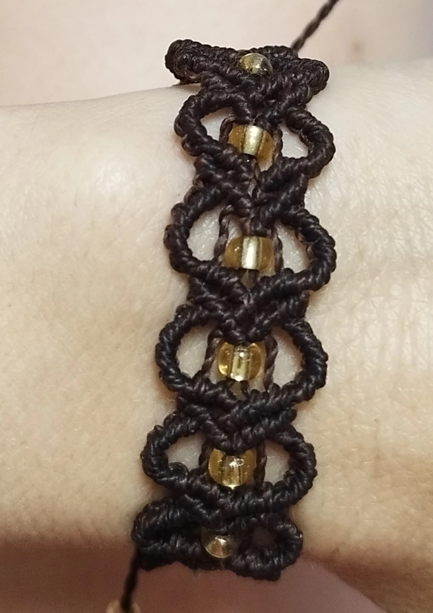 Pulsera macramé tejida en forma corazón. p22N's foto | Manualidades Lu 🌸 |  BizneCubano