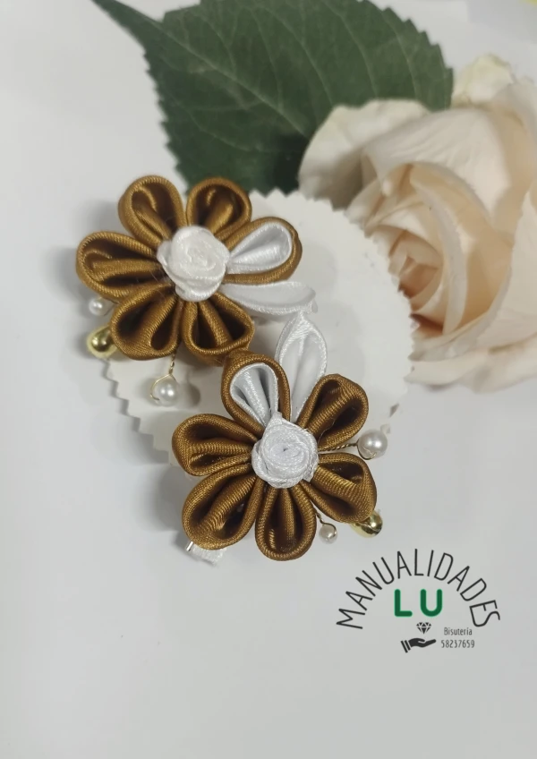 Par de flores kanzashi variante 2. #65A's foto | Manualidades Lu 🌸 |  BizneCubano