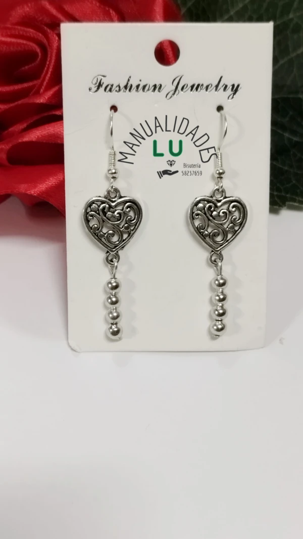 Par de aretes de corazón calado y balines plateados. #76A's foto | Manualidades Lu 🌸 |  BizneCubano