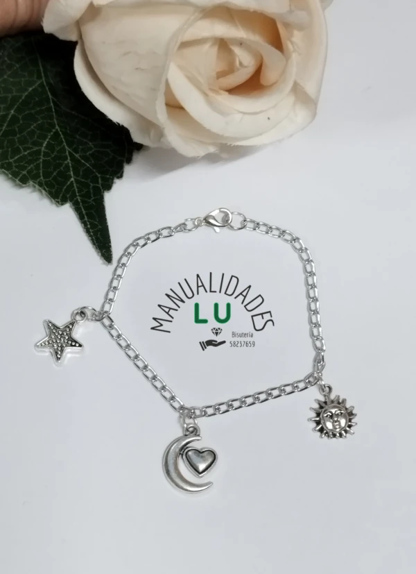 Manilla plateada con dijes de estrella, luna y sol's foto | Manualidades Lu 🌸 |  BizneCubano