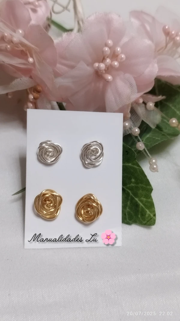 Par de aretes postes con flor rosita. #51N's foto | Manualidades Lu 🌸 |  BizneCubano