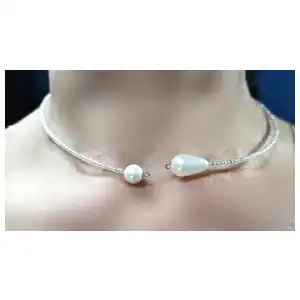 Collar de alambre de memoria y perla grande miniatura 1