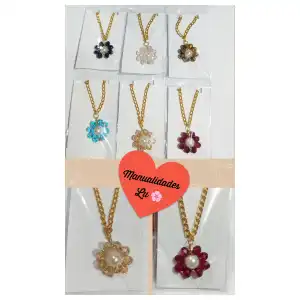 Cadena con dije flor de cristales miniatura 1