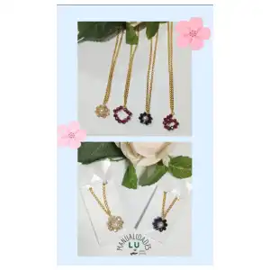 Cadena con dije flor de cristales miniatura 2