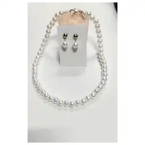 Juego de collar y aretes de perlas miniatura 1