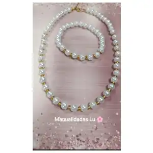Juego de collar y pulso de perlas con detalles dorados miniatura 2