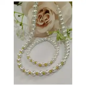 Juego de collar y pulso de perlas con detalles dorados miniatura 1