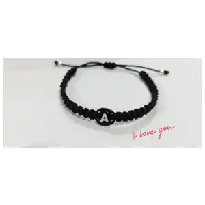 Pulsera macrame tejida con letras miniatura 1