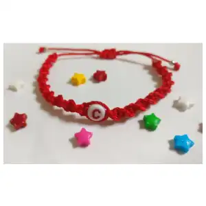 Pulsera macrame tejida con letras miniatura 2