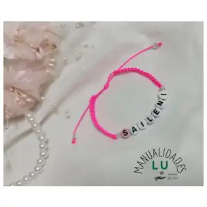Pulsera macrame tejida con letras miniatura 4