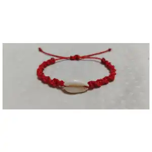 Pulsera macramé tejida con caracol miniatura 1