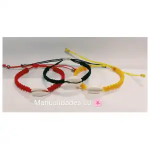 Pulsera macramé tejida con caracol miniatura 3