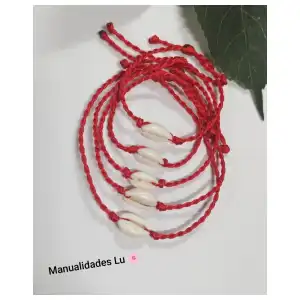 Pulsera macramé tejida con caracol miniatura 2