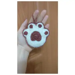 Llavero pata de perro tejida a crochet miniatura 1