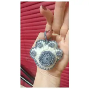 Llavero pata de perro tejida a crochet miniatura 2