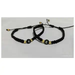 Pulsera macramé tejida con letra inicial. miniatura 1